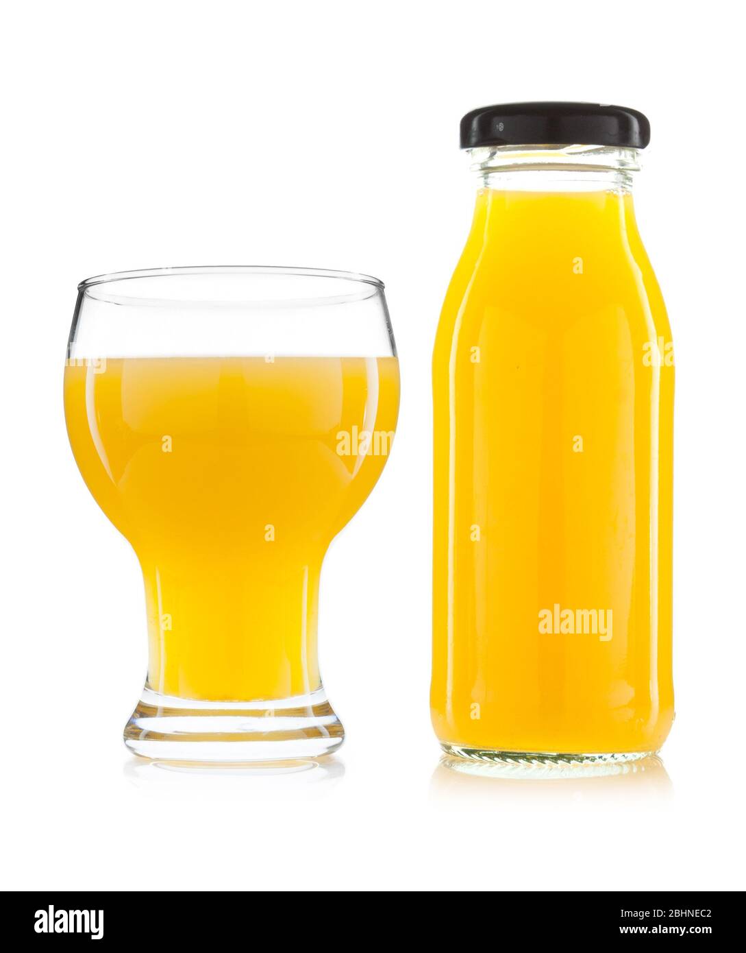 Orangensaft in ein Glas isoliert auf weißem Hintergrund Stockfoto