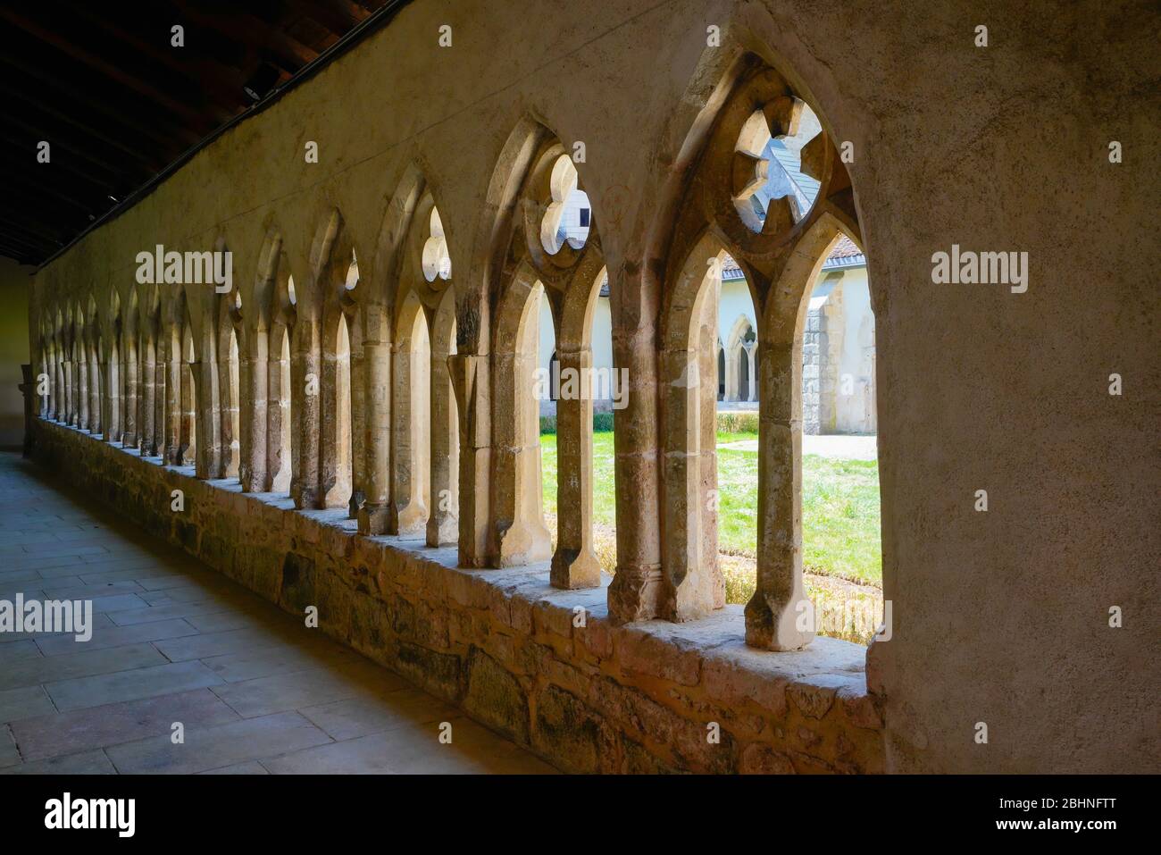 Insde Stiftskirche Saint Ursanne und ihr Kreuzgang in der charmanten mittelalterlichen Stadt Saint Ursanne, Kanton Jura, Schweiz. Stockfoto