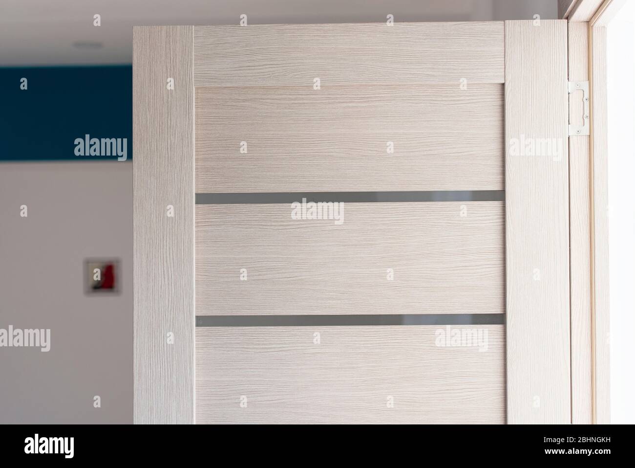 Nahaufnahme Teil der modernen Holztür im Wohnzimmer, Innenraum Stockfoto