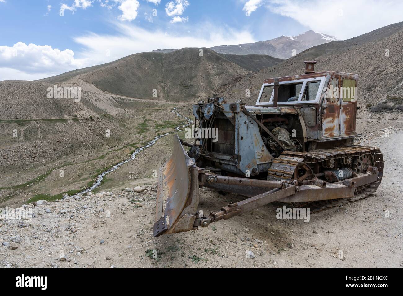 Alte, verrosteter, zerbrochene Planierraupe am Pamir-Highway in Tadschikistan. Stockfoto