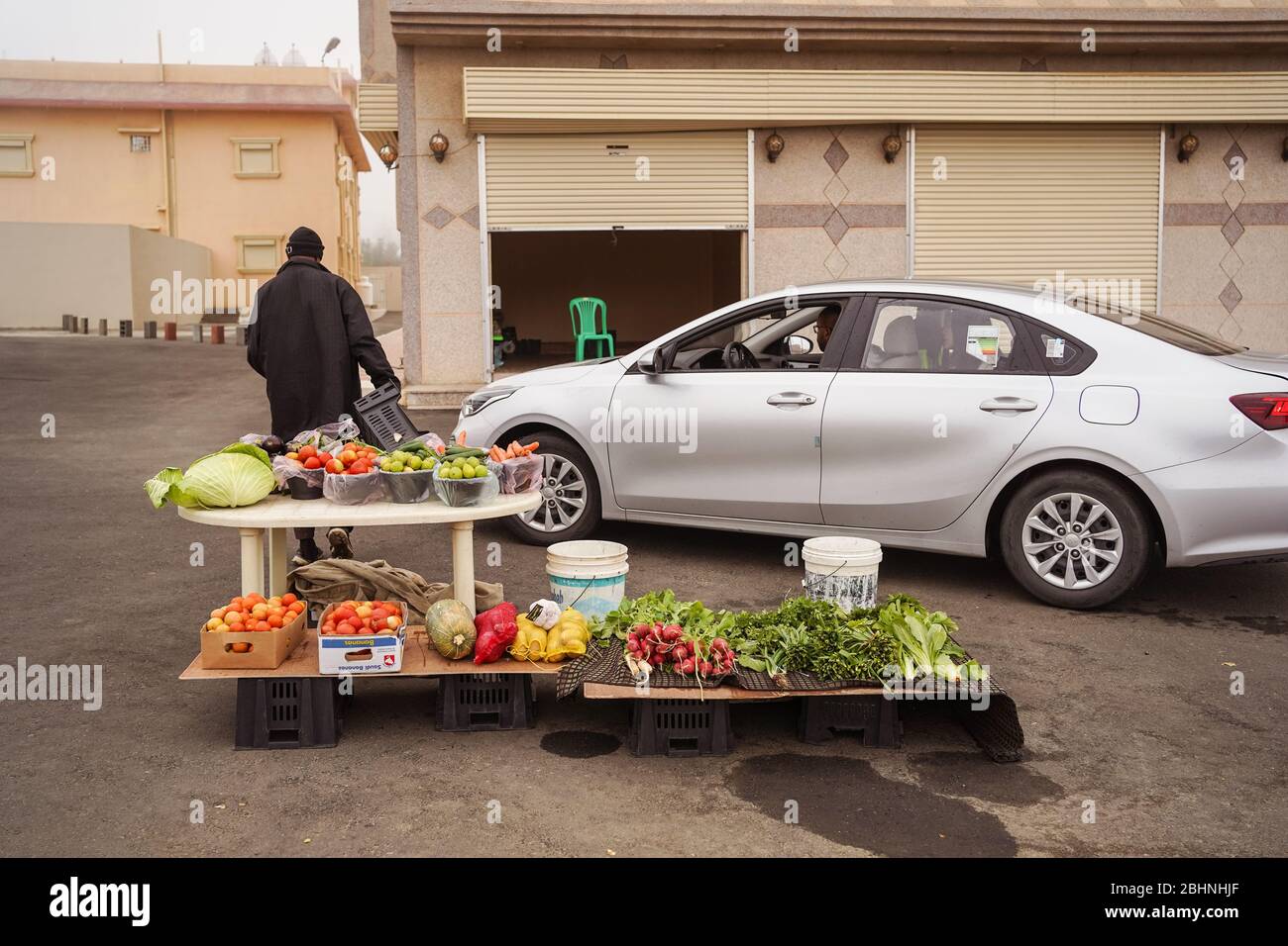 Abha / Saudi Arabien - 24. Januar 2020: Buntes Gemüsestand neben der Straße mit einem Kostüm im Auto, in den Bergen um Abha Stockfoto