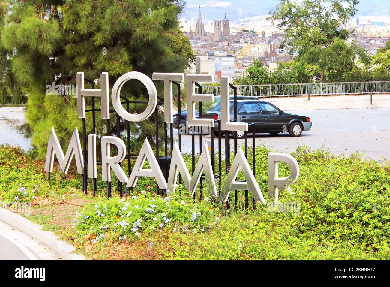 BARCELONA, SPANIEN - OKTOBER 08: Schild Miramar Hotel und Blick auf Barcelona Stockfoto