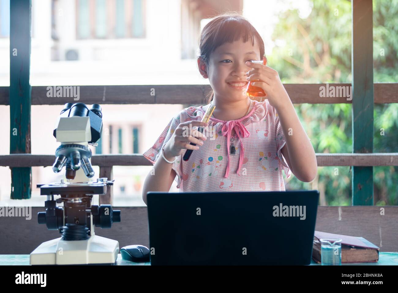 Lächeln kleines Kind Mädchen lernen und machen Wissenschaft Experimente. Home School Education Konzept. Stockfoto