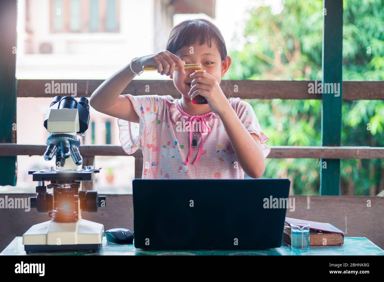 Lächeln kleines Kind Mädchen lernen und machen Wissenschaft Experimente. Home School Education Konzept. Stockfoto