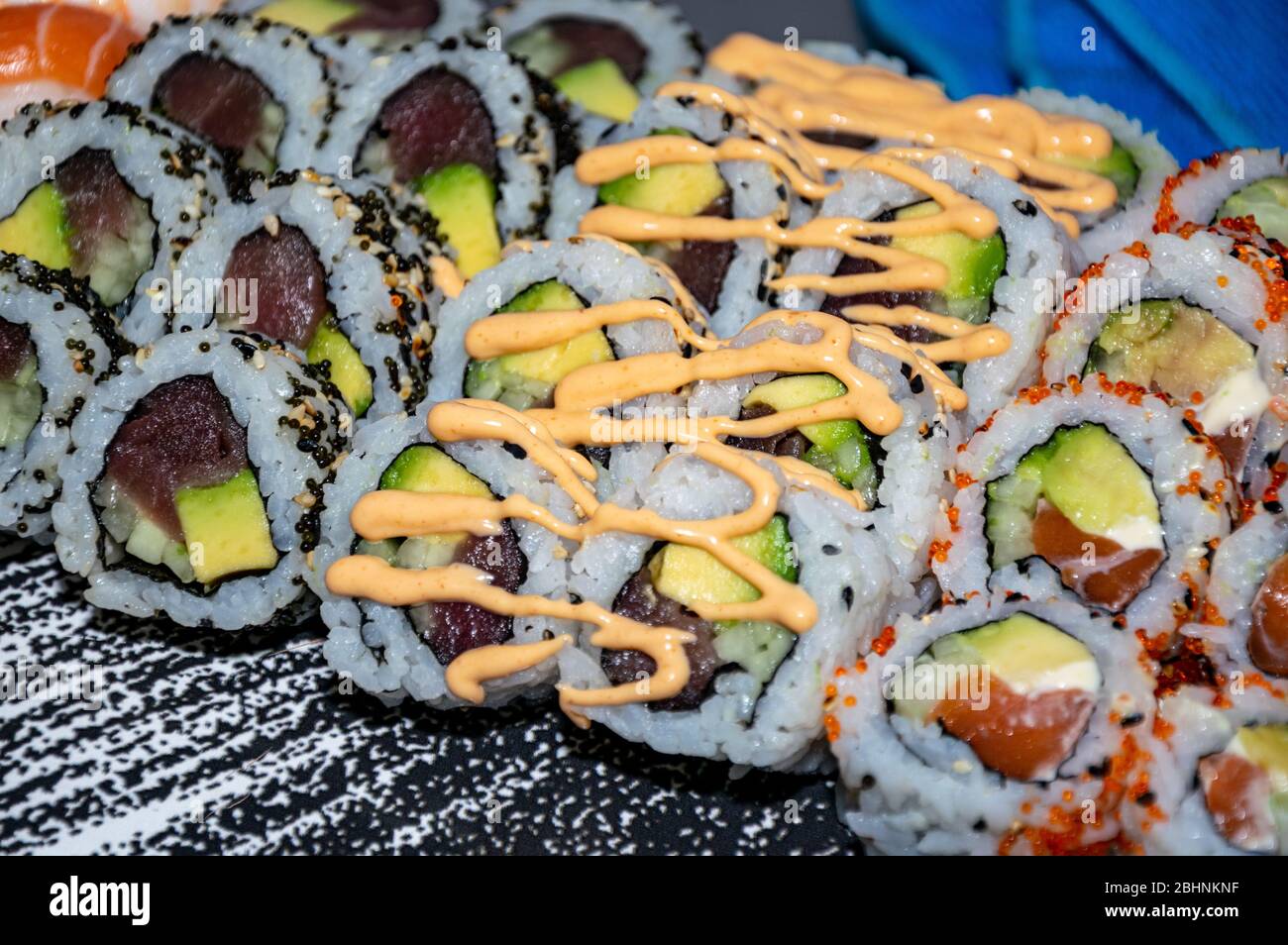 Eine Auswahl an verschiedenen kalifornischen Sushi-Rollen auf einem Skateboard serviert Stockfoto