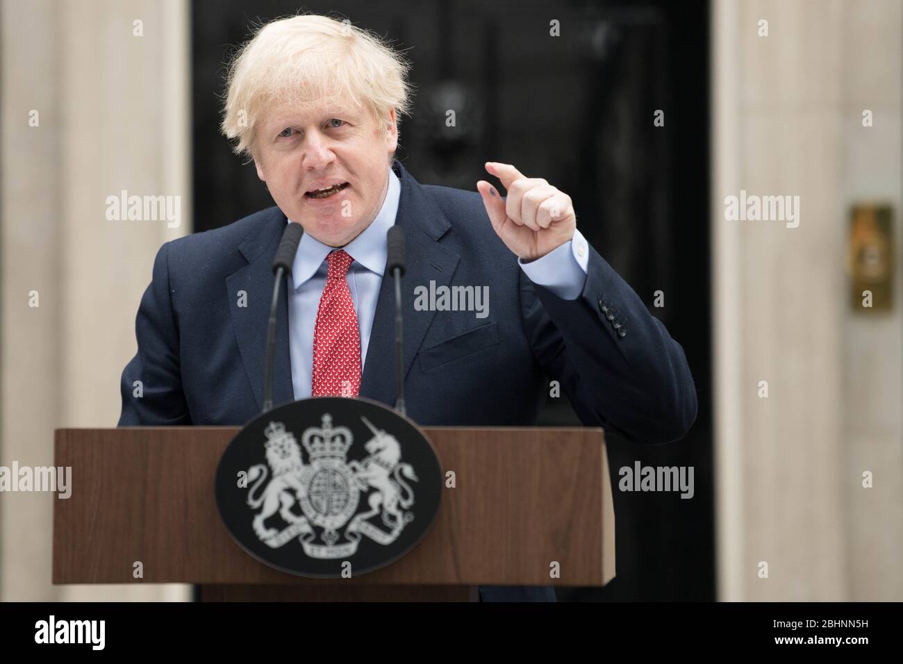 Premierminister Boris Johnson gibt eine Erklärung außerhalb 10 Downing Street, London, ab, als er nach zwei Wochen Erholung von Covid-19 wieder arbeitet. PA-Foto. Bilddatum: Montag, 27. April 2020. Der Premierminister nimmt drei Wochen nach seiner Aufnahme in ein Krankenhaus mit der Krankheit die Vollzeitaufgaben an der Spitze der Regierung wieder auf. Siehe PA Geschichte GESUNDHEIT Coronavirus. Foto-Kredit sollte lauten: Stefan Rousseau/PA Wire Stockfoto