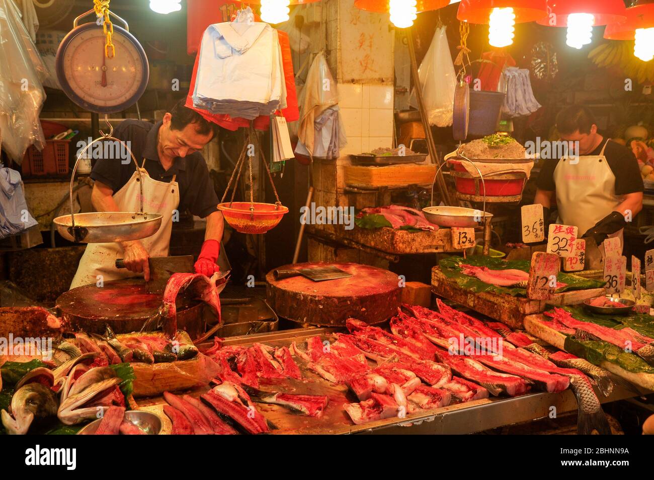 Hongkong – 10. Juni 2013. Causeway Bay. Der Fleischmarkt. Street Food. Chinesisches Essen Stockfoto