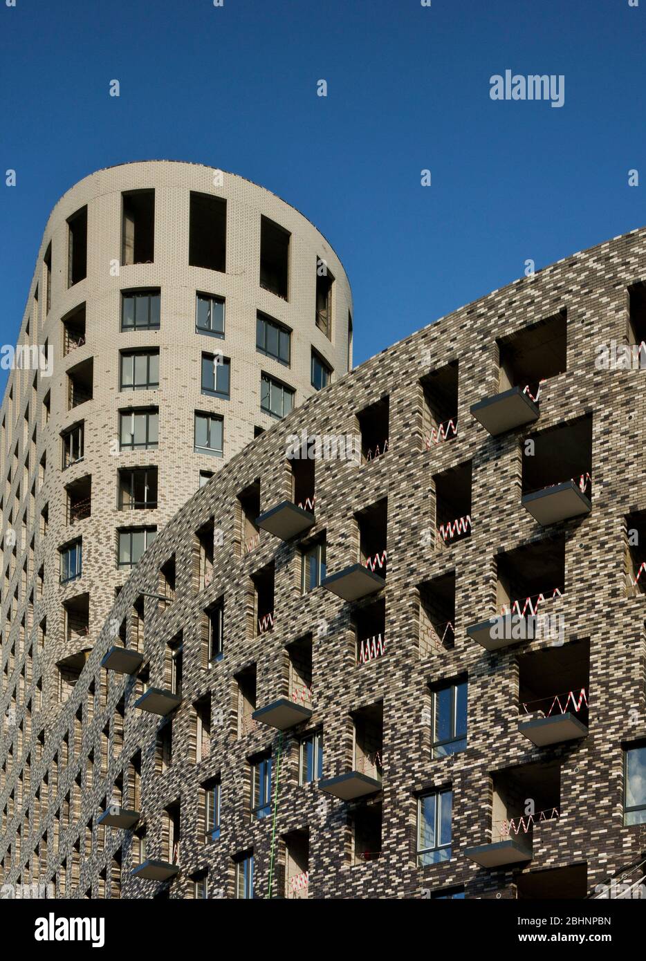 Modern gestaltete Wohnhaus in Moskau; Gebäude außen; modernes architektonisches Design; Wohngebäude; Immobilien in Moskau Stockfoto