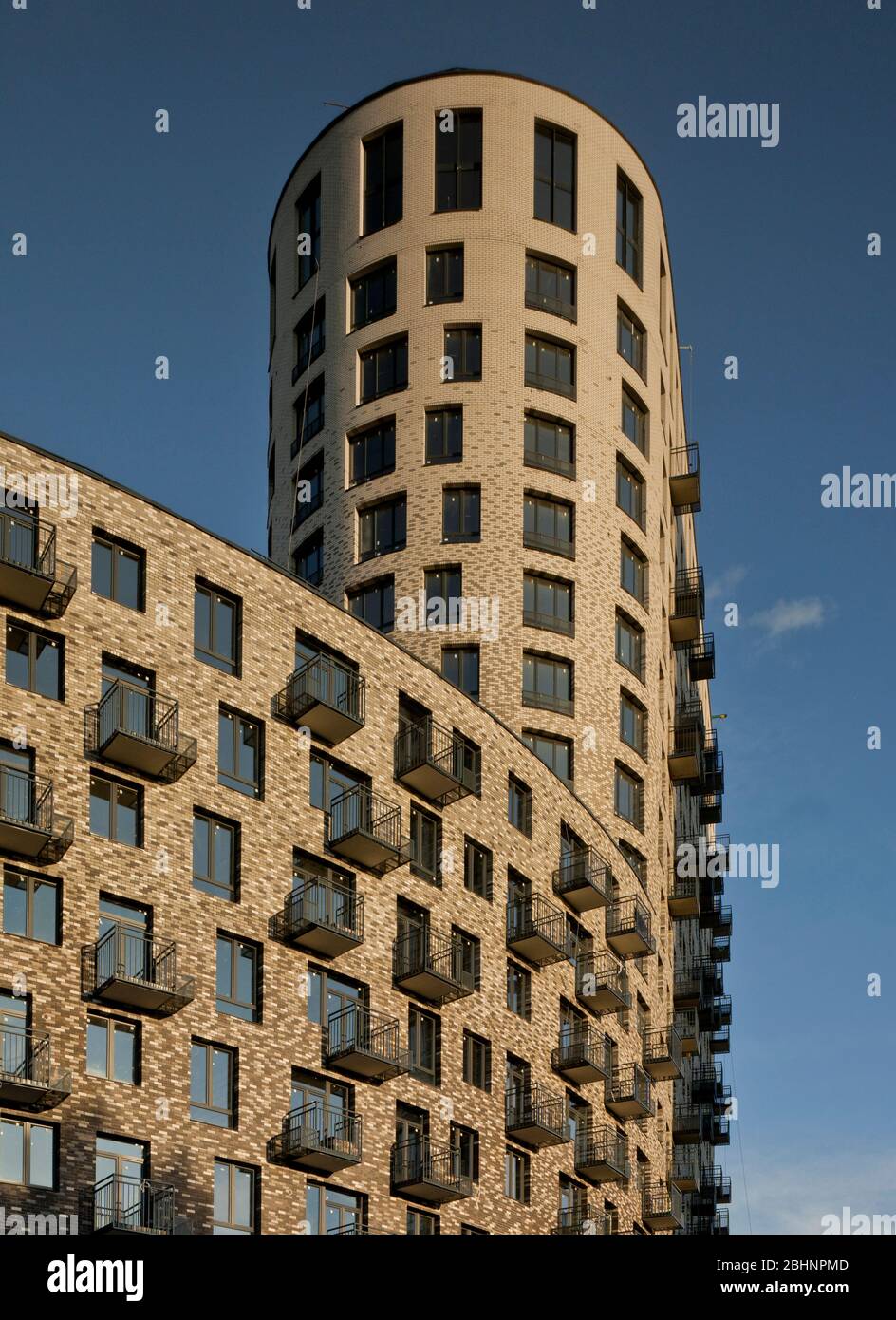 Modern gestaltete Wohnhaus in Moskau; Gebäude außen; modernes architektonisches Design; Mehrfamilienhaus; Stockfoto