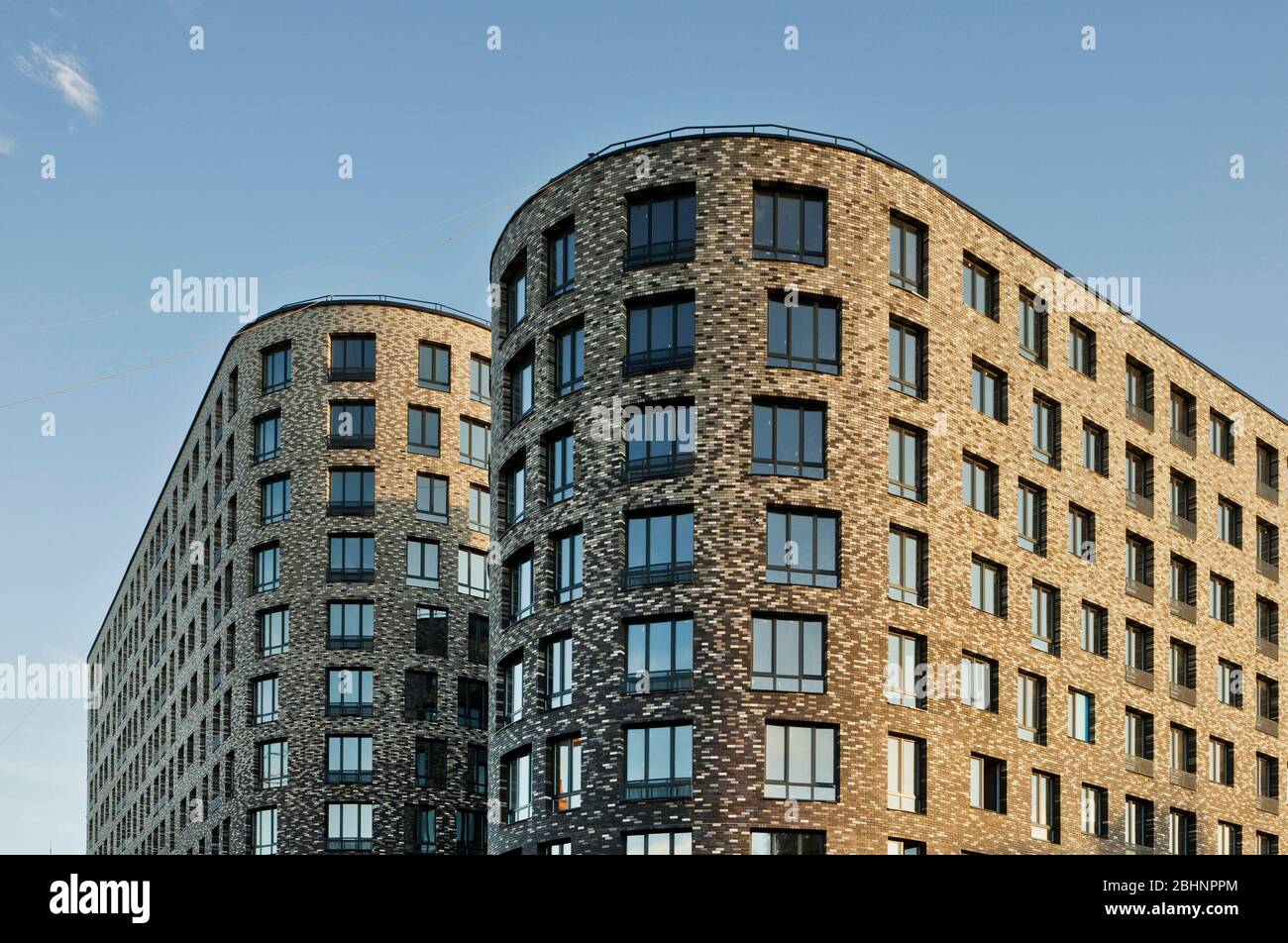 Modern gestaltete Wohnhaus in Moskau; Gebäude außen; modernes architektonisches Design; Mehrfamilienhaus; Stockfoto