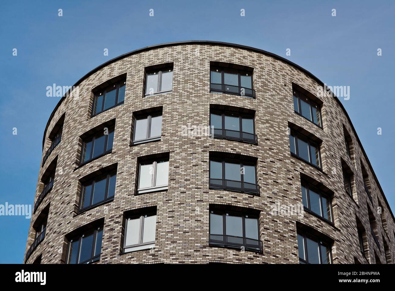 Modern gestaltete Wohnhaus in Moskau; Gebäude außen; modernes architektonisches Design; Mehrfamilienhaus; Stockfoto