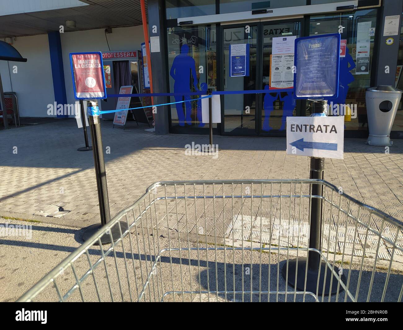 Eingangspfad mit Richtungen und Anforderungen für Notfall covid-19 außerhalb eines Einkaufszentrums und Kunden Zugang Hilfe befindet. Stockfoto