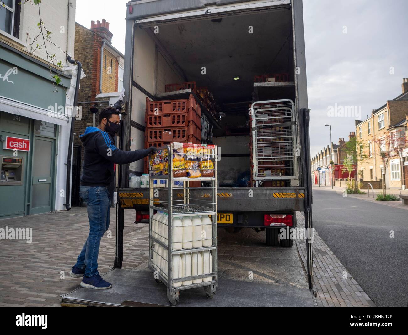 Leyton. London.uk. 8 Uhr. April 2020. Liefermann bereitet Waren während der Absperrung am frühen Morgen vor. Stockfoto