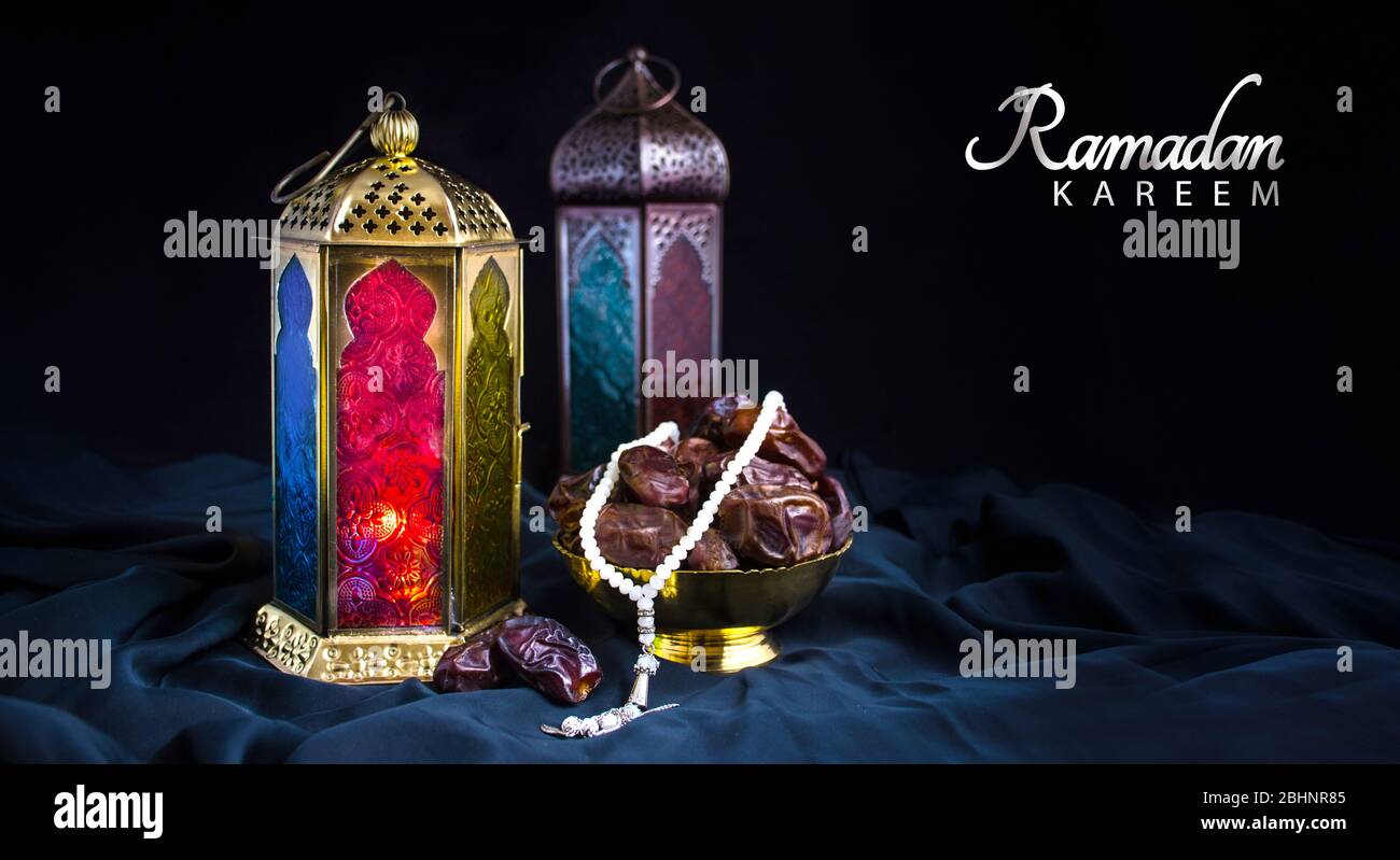 Ramadan Kareem Hintergrund, neue bunte ramadan mubarak isoliert mit schwarzem Hintergrund arabische Licht-Lampe mit Datteln und tasbeeh Stockfoto