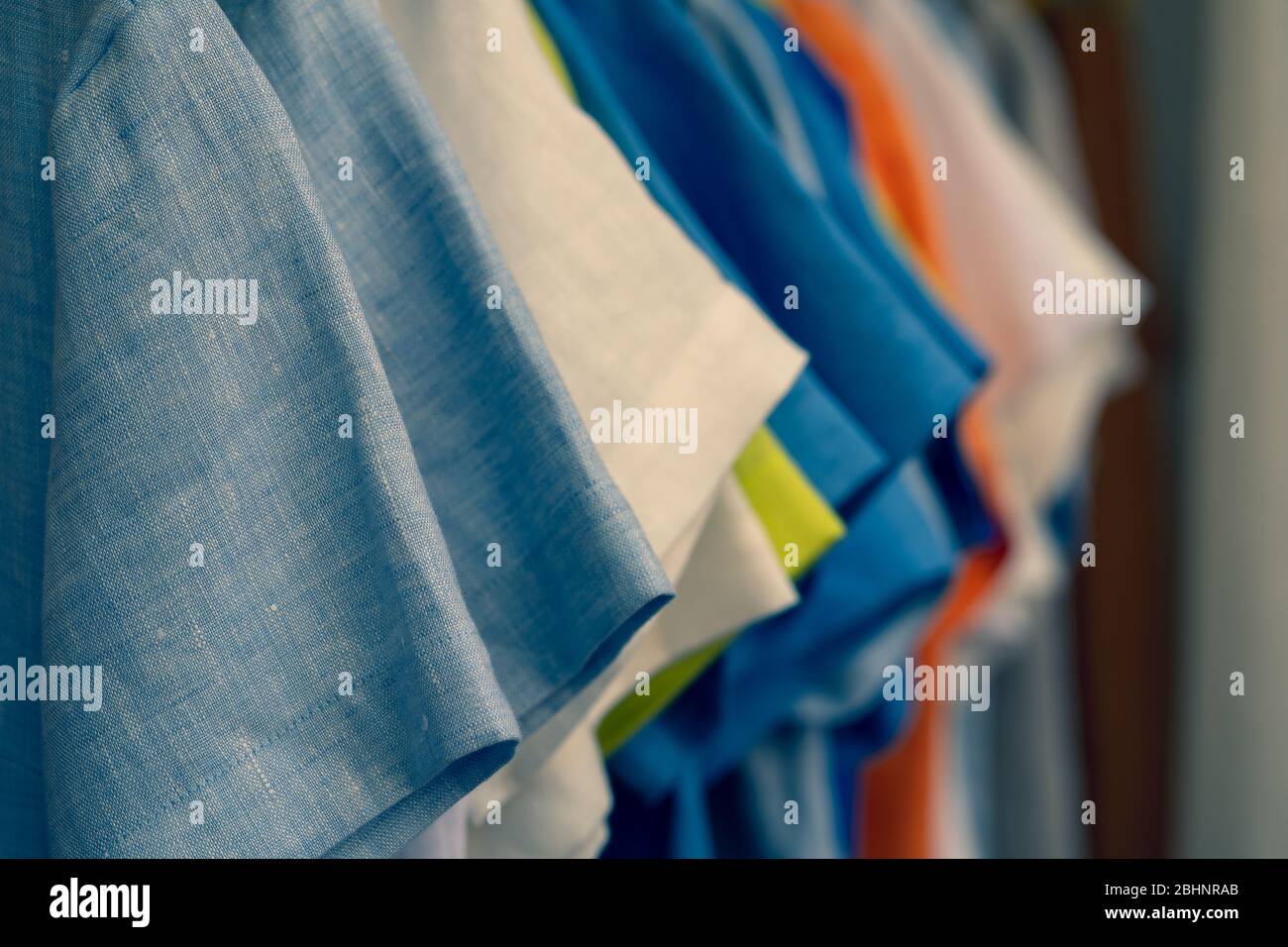 Bunte Sommerkleidung mit kurzen Ärmeln Stockfoto