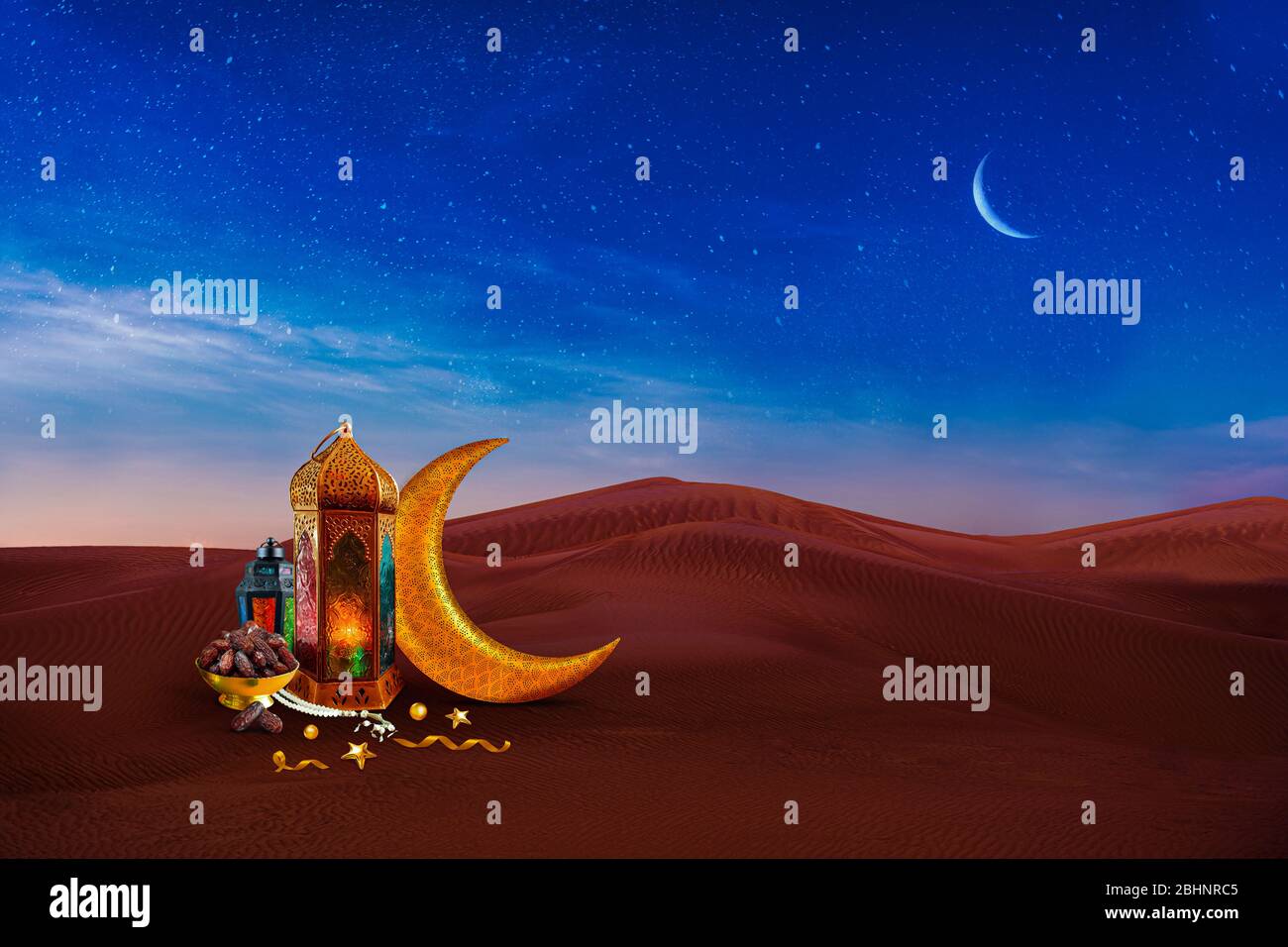 Schöne islamische Ramadan Wüste Hintergrund, traditionelle arabische Licht-Lampe mit Daten und Halbmond, Ramadan und Eid Konzept Bild 2020 Stockfoto