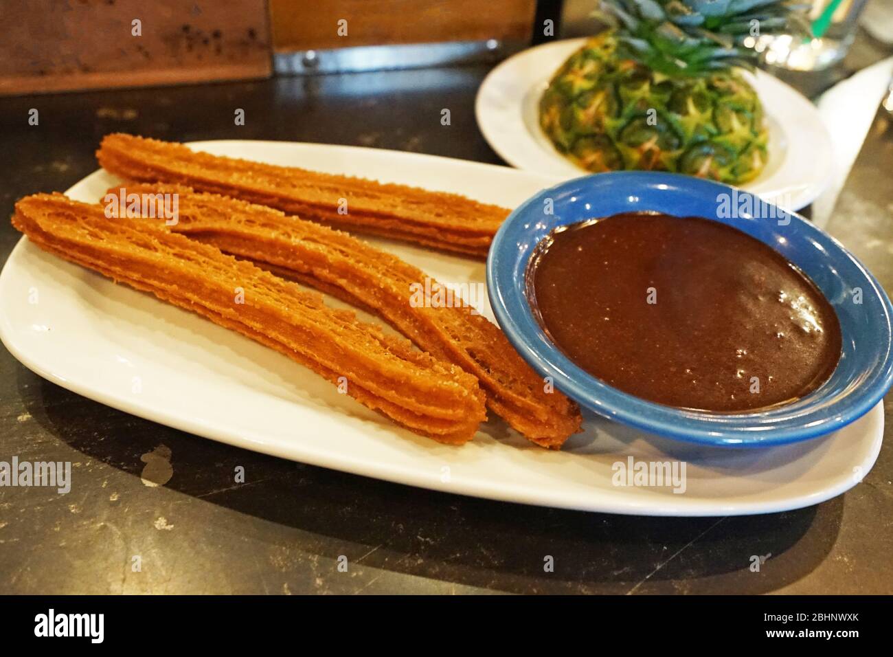 Traditionelle Churros mit heißer Schokolade, spanischer gebratener Teigteig mit Zucker überzogen Stockfoto