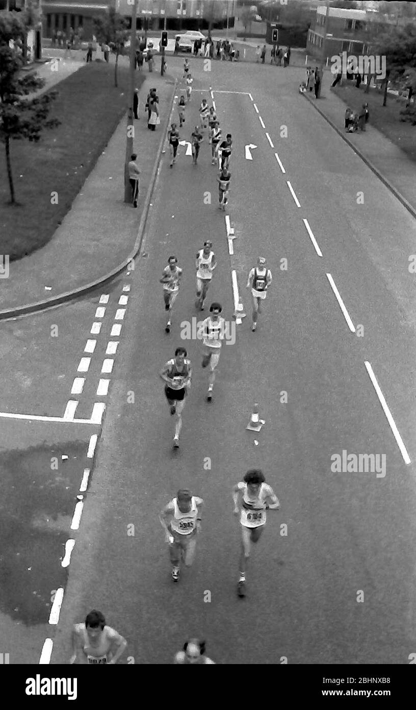 Die Läufer fahren am 29. Mai 1983 durch Hulme, Manchester, England, Großbritannien, und nehmen am Piccadilly-Radiomarathon Teil. Stockfoto