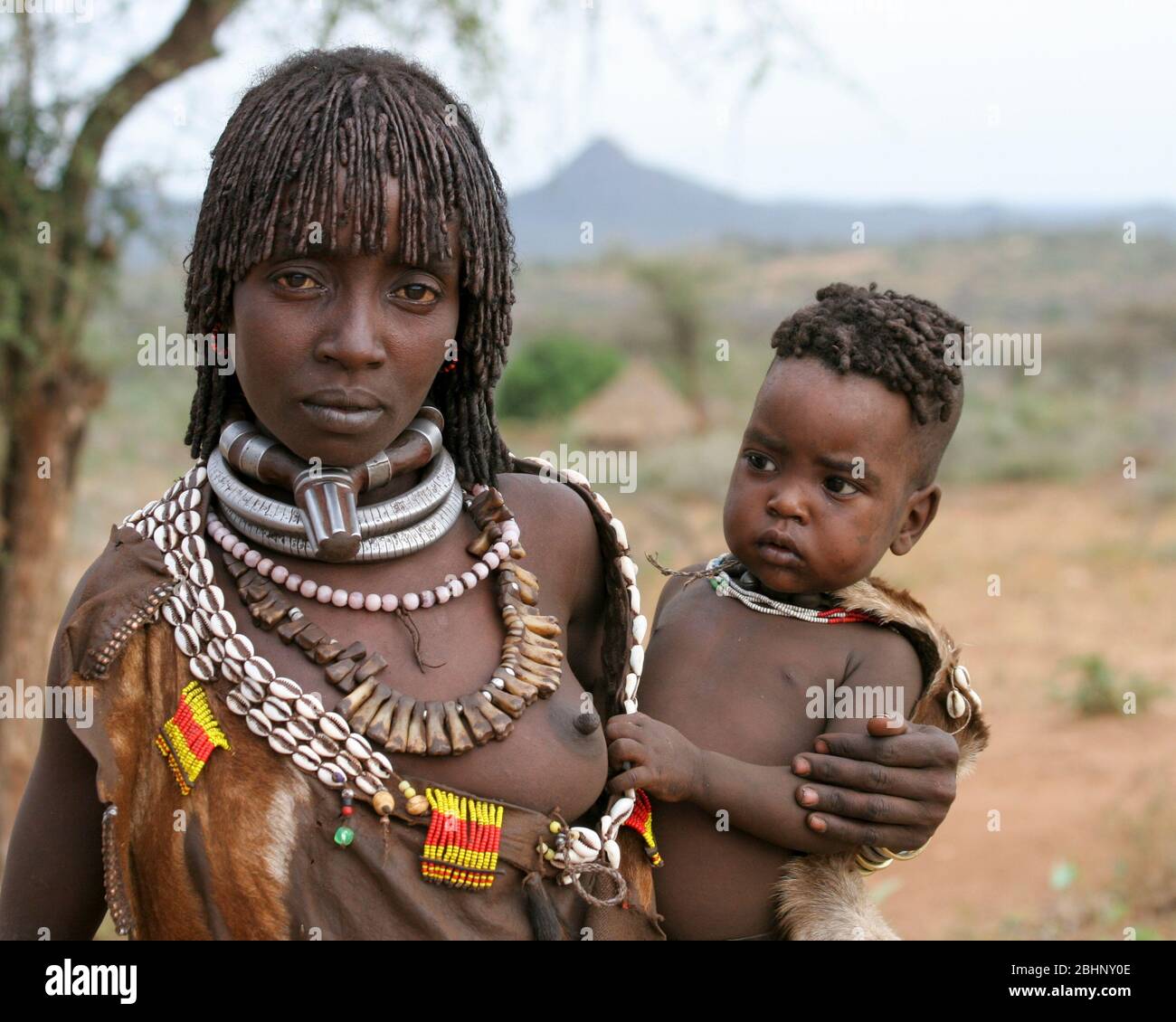 Hamer TribeFrau hält ihr Baby. Fotografiert im Omo River Valley, Äthiopien Stockfoto