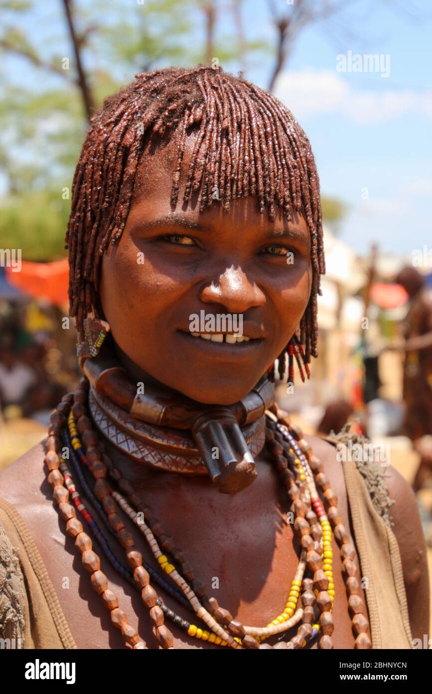 Porträt einer Hamer Tribefrau. Das Haar ist mit Ockerschlamm und tierischem Fett überzogen. Fotografiert im Omo River Valley, Äthiopien Stockfoto