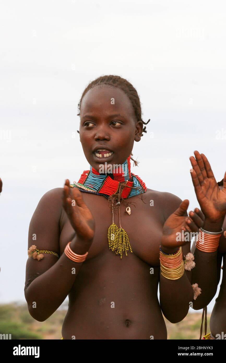 Hamar Frauen tanzen bei einer Bull Jumping Ceremony, Dimeka, Omo Valley, Äthiopien Stockfoto