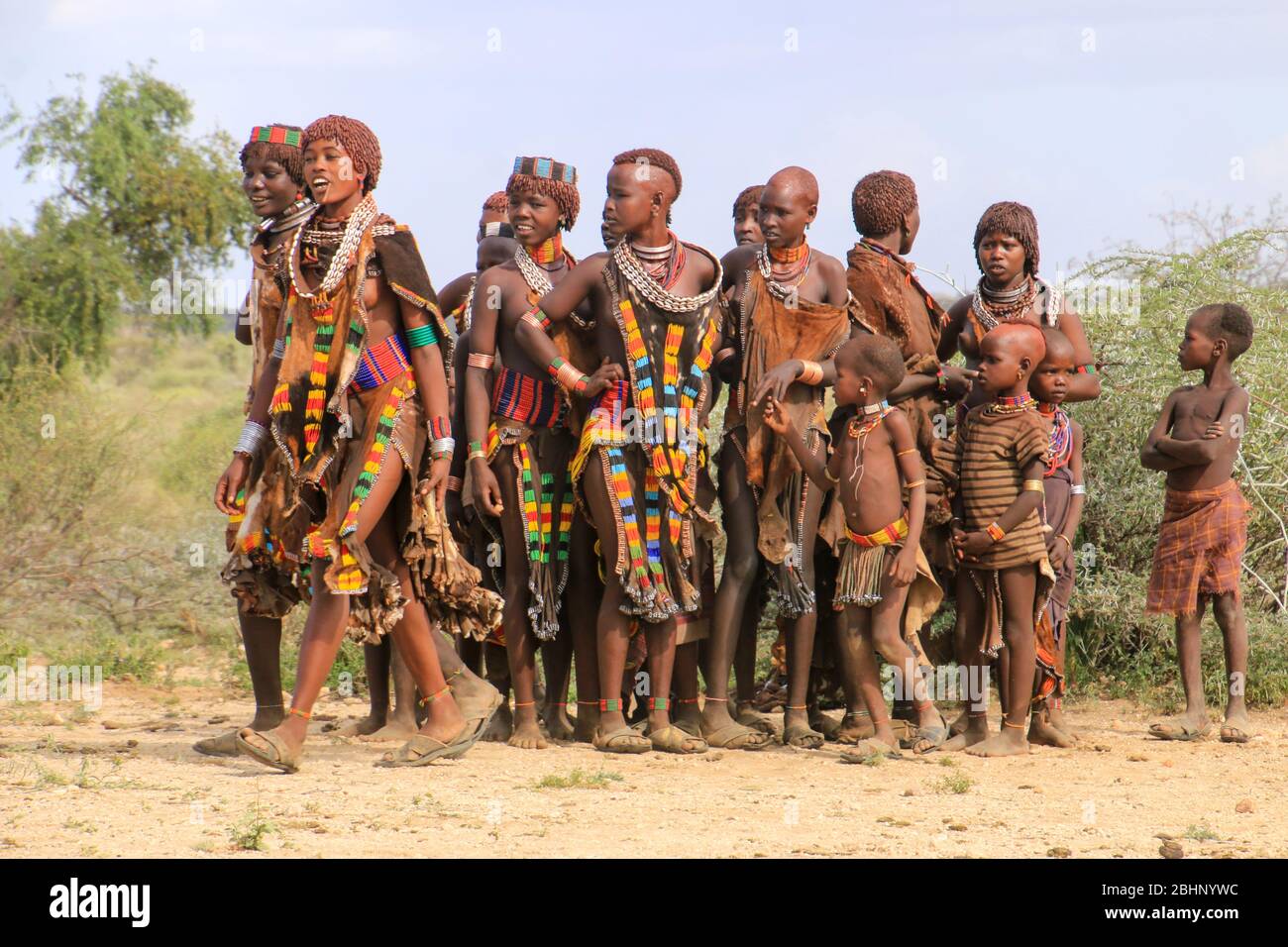 Hamar Frauen tanzen bei einer Bull Jumping Ceremony, Dimeka, Omo Valley, Äthiopien Stockfoto