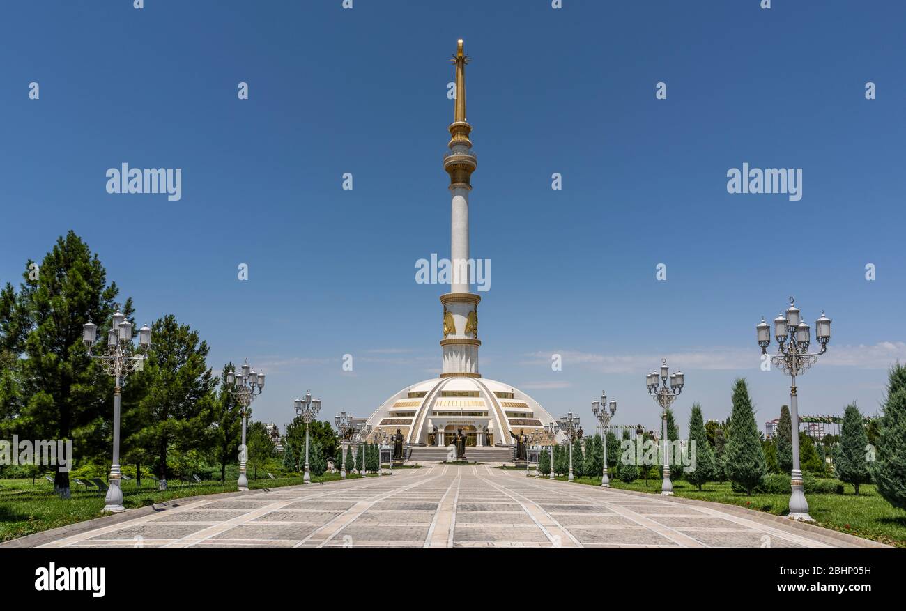 Asjchabad, Turkmenistan - 1. Juni 2019: Die weiße und Marmorstadt Asjchabad mit Unabhängigkeitsdenkmal in Turkmenistan. Stockfoto