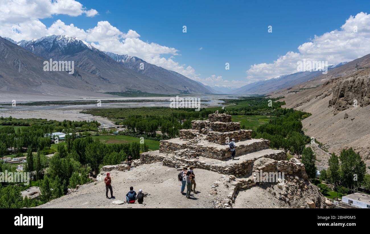 Vrang, Tadschikistan - 21. Juni 2019: Buddust Stupa in Vrang im Wachhan-Korridor mit dem Panj-Fluss in Tadschikistan. Stockfoto