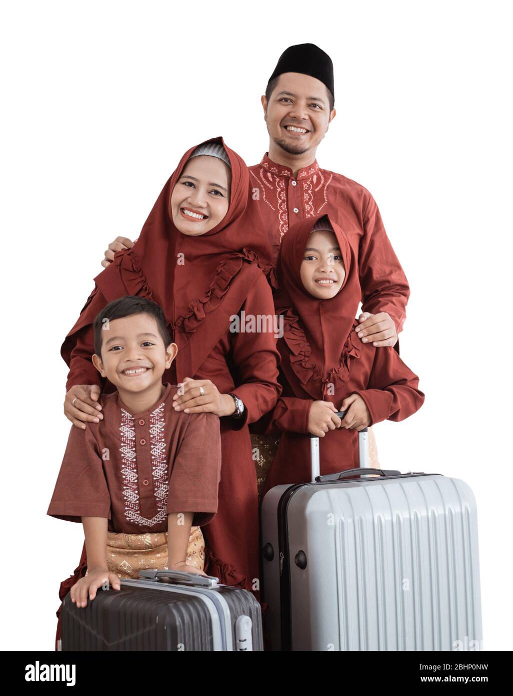 Asiatische muslimische Familie nach dem Packen Kleidung mit Koffern zu tragen mudik in ihre Heimatstadt isoliert über weiß Stockfoto Asiatische muslimische Familie nach dem Packen Kleidung mit Koffern zu tragen mudik in ihre Heimatstadt isoliert über weiß Stockfoto