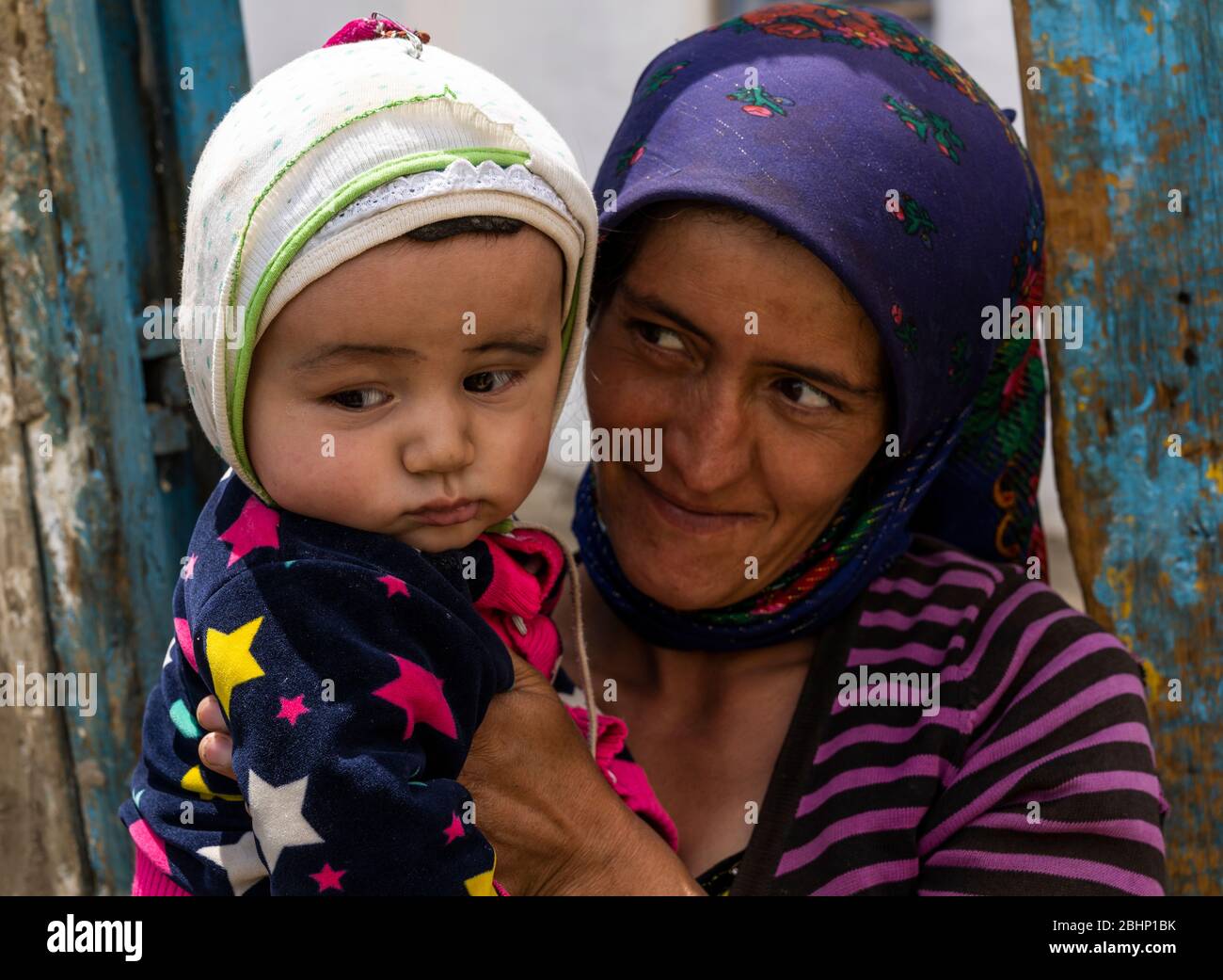 Wakhan, Tadschikistan - 20. Juni 2020: Mutter und Kind im Wakhan-Tal an der Pamir-Autobahn in Tadschikistan. Stockfoto