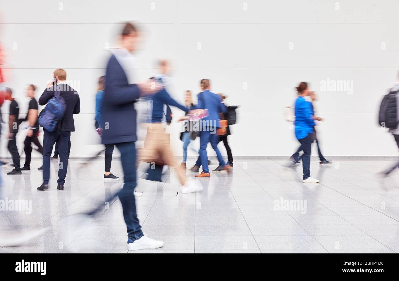 Anonyme verschwommene Menge in Bewegung auf einer Tagung oder Tagung Stockfoto