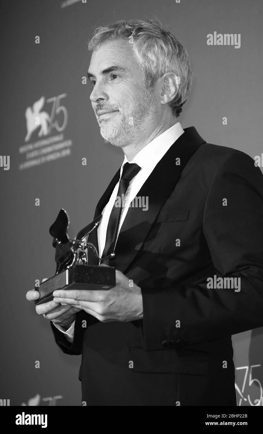 VENEDIG, ITALIEN - SEPTEMBER 08: Alfonso Cuaron posiert mit dem Goldenen Löwen für den besten Film für 'Roma' Photocall während des 75. Filmfestivals in Venedig Stockfoto