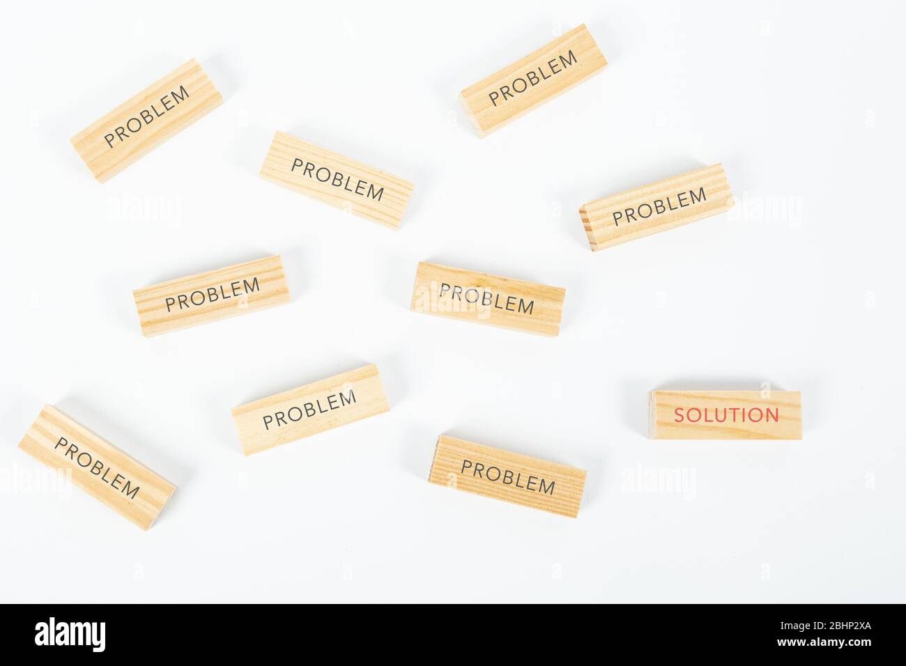 Holzblöcke mit Problemen und Lösungen. Business-Lösungen, Erfolg und Strategiekonzept Stockfoto