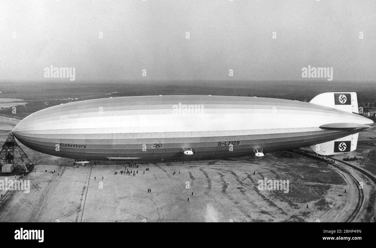 Das deutsche Zeppelin Luftschiff - die Hindenburg im Flug. Foto aus den ...