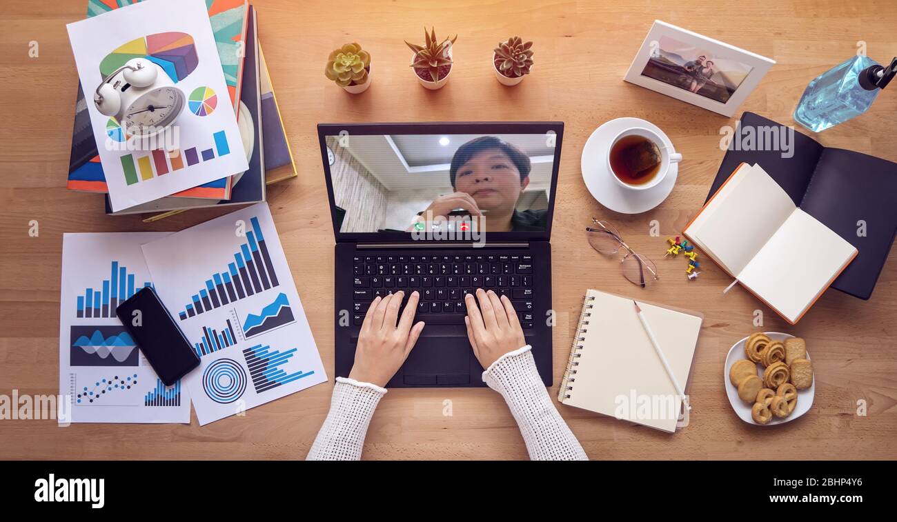 Arbeiten von zu Hause. Menschen machen Videokonferenz mit Kollegen über Laptop-Computer während der Selbstisolierung, um zu vermeiden, Verbreitung Krankheit Übertragung von COVID Stockfoto