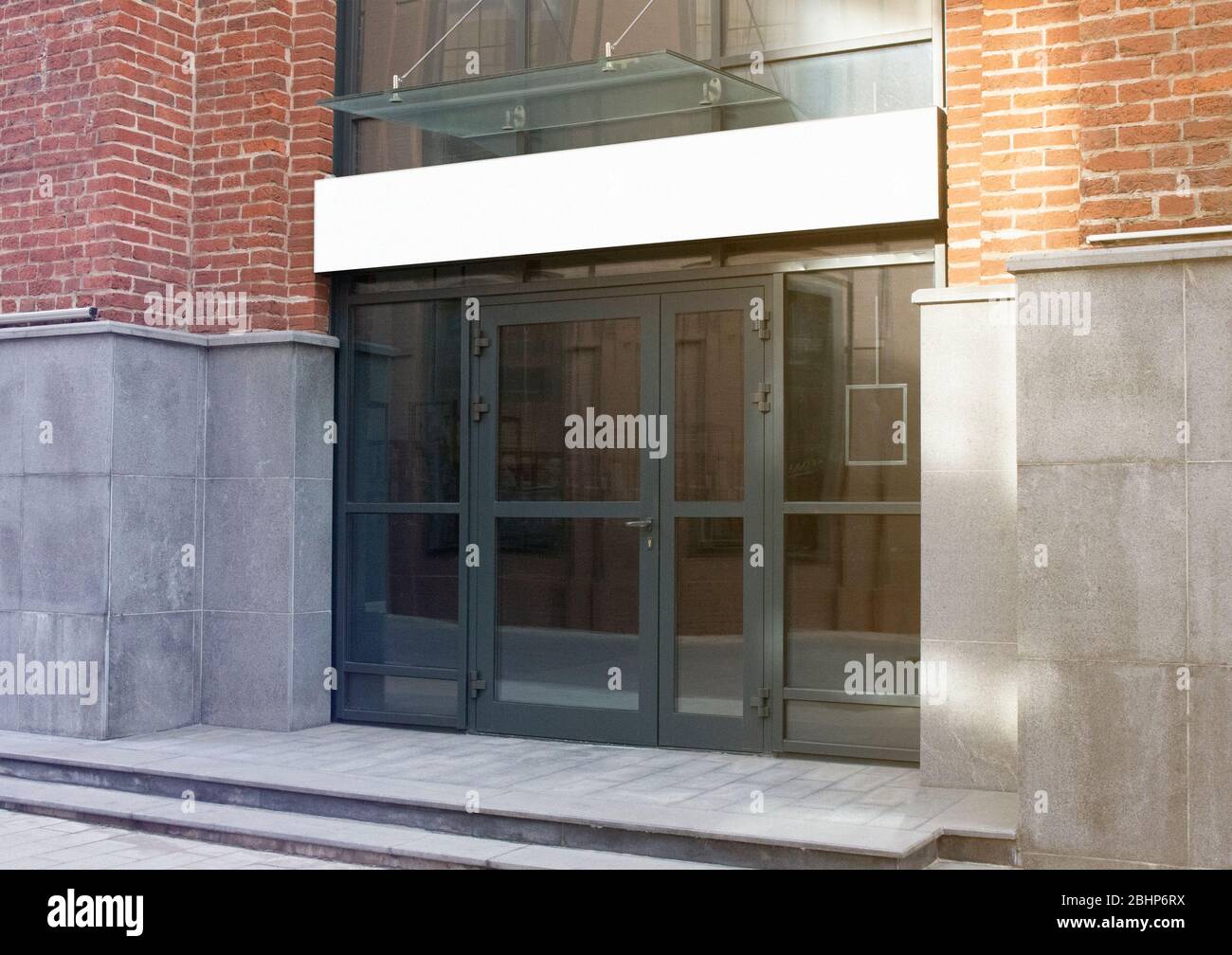 Leere weiße rechteckige Box Store Eingang mockup, Glas Ziegelwand Stockfoto