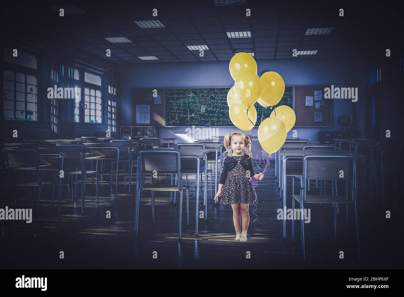 Inneneinrichtung einer Schule im traditionellen Stil mit Stühlen und Holzschreibtischen, großer Tafel aus grünem Schiefer. Licht durch die Fenster. Niemand um sich herum. 3d Stockfoto