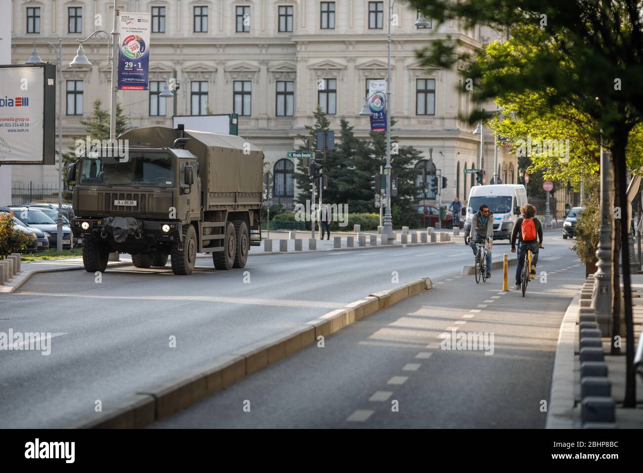 Bukarest, Rumänien - 22. April 2020: Rumänischer Armeewagen in der Innenstadt von Bukarest während der Blockade des Covid-19. Stockfoto