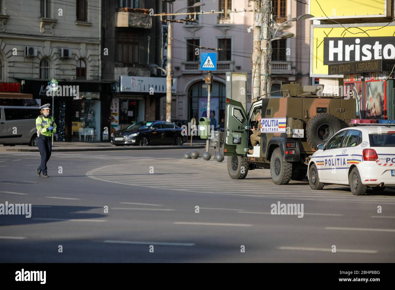 Bukarest, Rumänien - 22. April 2020: Rumänische Armee und Polizei erzwingen die Blockade von Covid-19 in Bukarest. Stockfoto