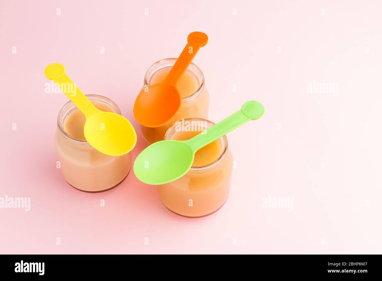 Nahaufnahme von Gläsern mit Babynahrung Stockfoto