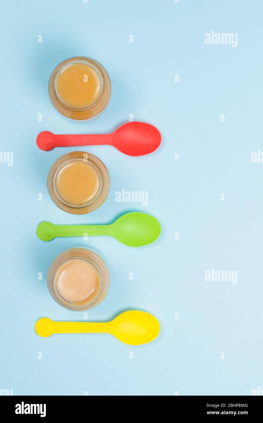 Ansicht von oben auf Gläser mit Babynahrung Stockfoto