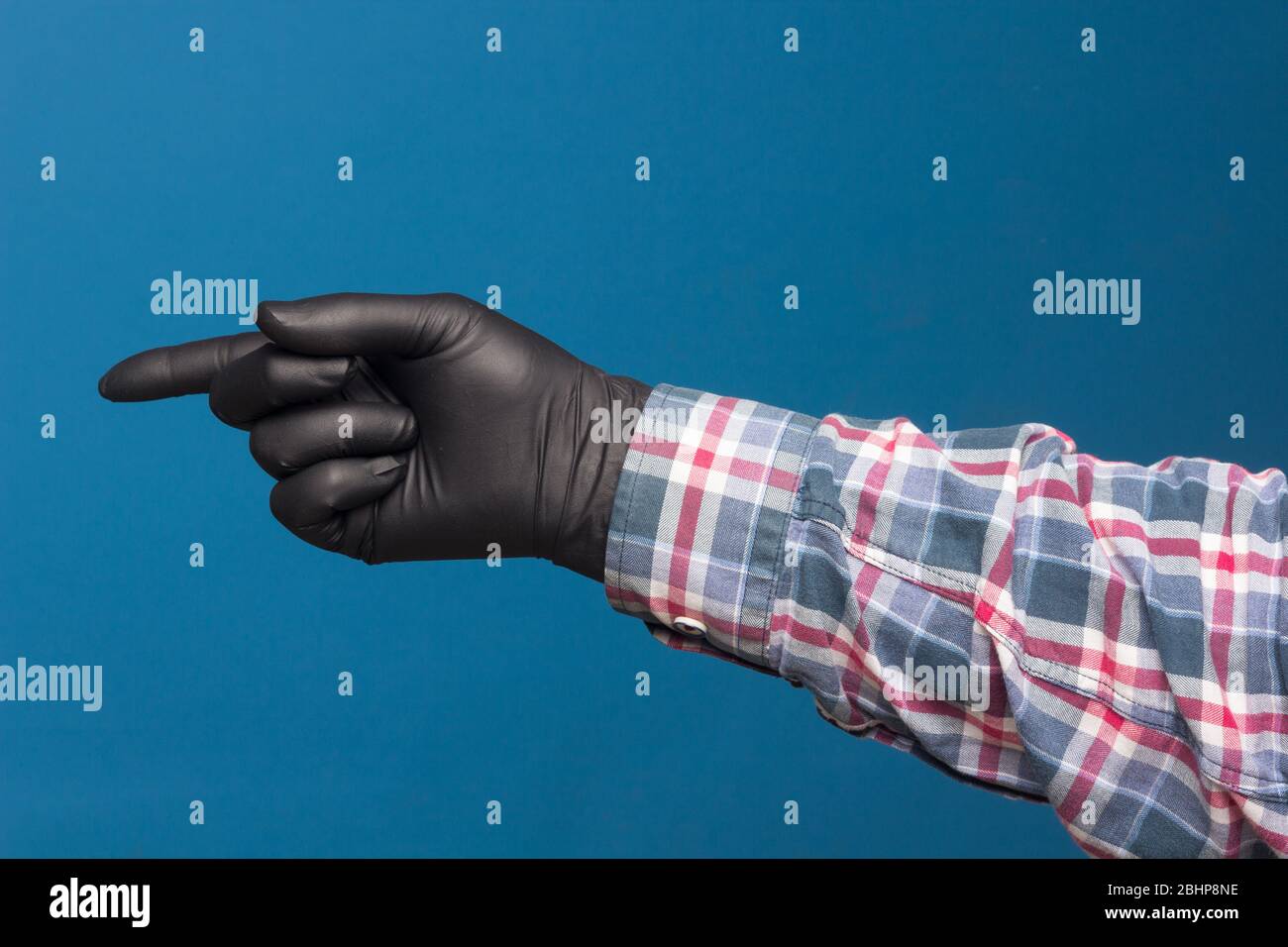 Hygienischer Handschutz, feiner schwarzer Handschuh, um Berührungsverlust in den Händen zu vermeiden. Hand- und Fingerzeichen. Stockfoto