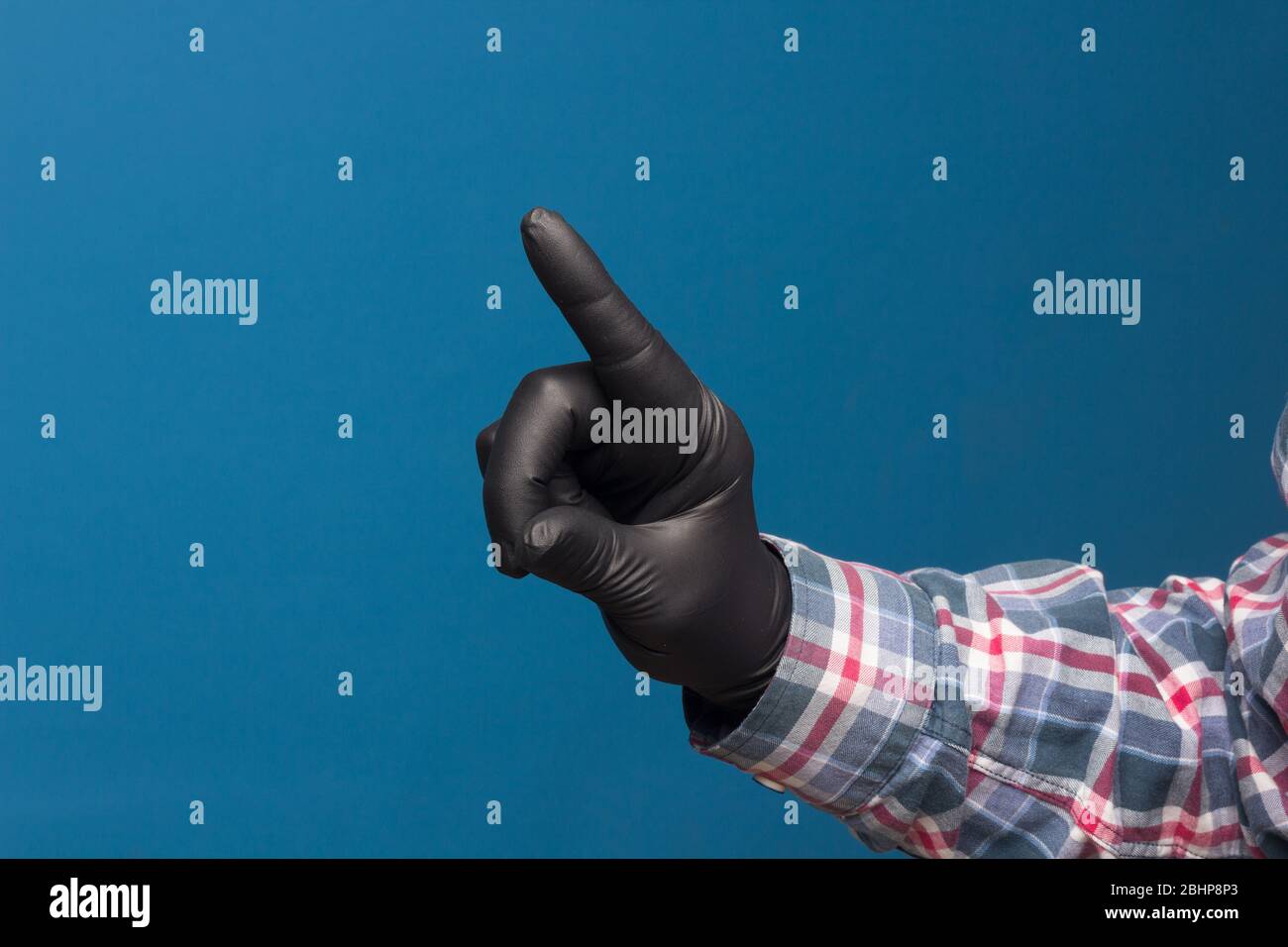 Hygienischer Handschutz, feiner schwarzer Handschuh, um Berührungsverlust in den Händen zu vermeiden. Hand- und Fingerzeichen. Stockfoto