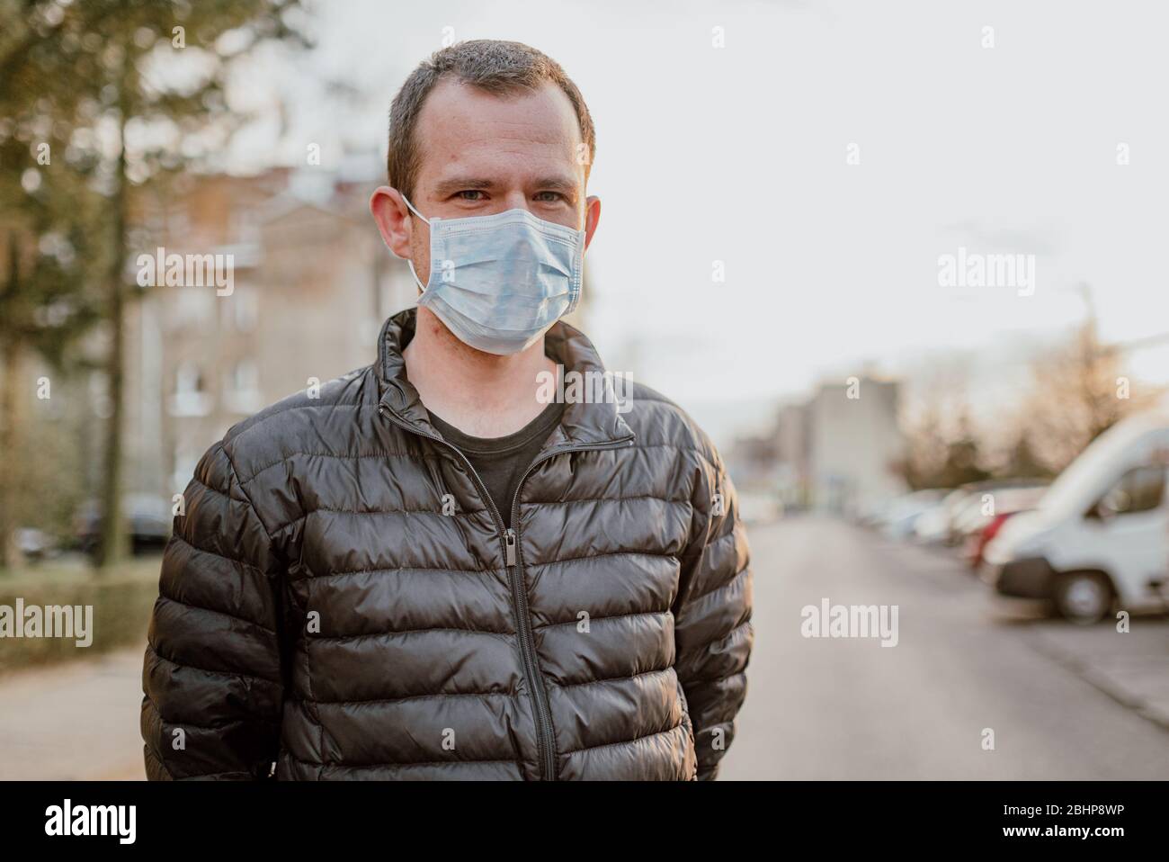 Mann Mit Schutzmaske Gegen Das Pandemische Coronavirus Covid-19 Sars Epidemie. Stockfoto Mann Mit Schutzmaske Gegen Das Pandemische Coronavirus Covid-19 Sars Epidemie. Stockfoto