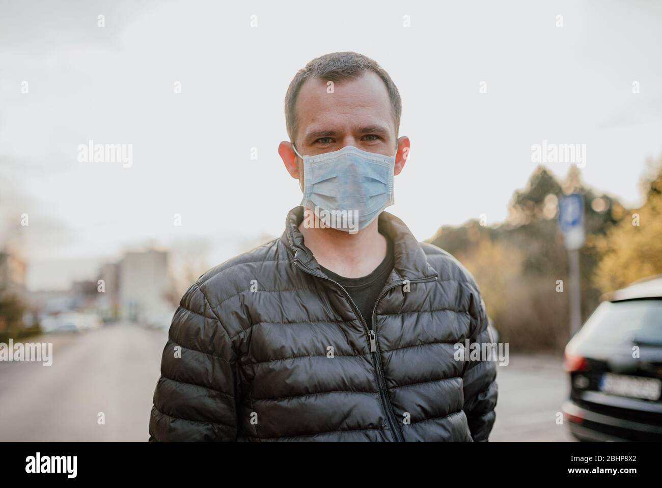 Mann Mit Schutzmaske Gegen Das Pandemische Coronavirus Covid-19 Sars Epidemie. Stockfoto Mann Mit Schutzmaske Gegen Das Pandemische Coronavirus Covid-19 Sars Epidemie. Stockfoto