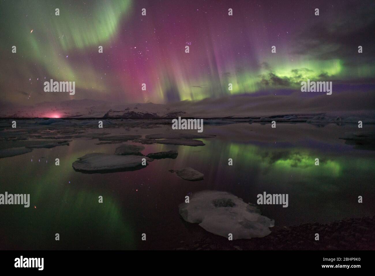 Aurora Borealis beim Gletschersee Jökulsárlón, Island Stockfoto