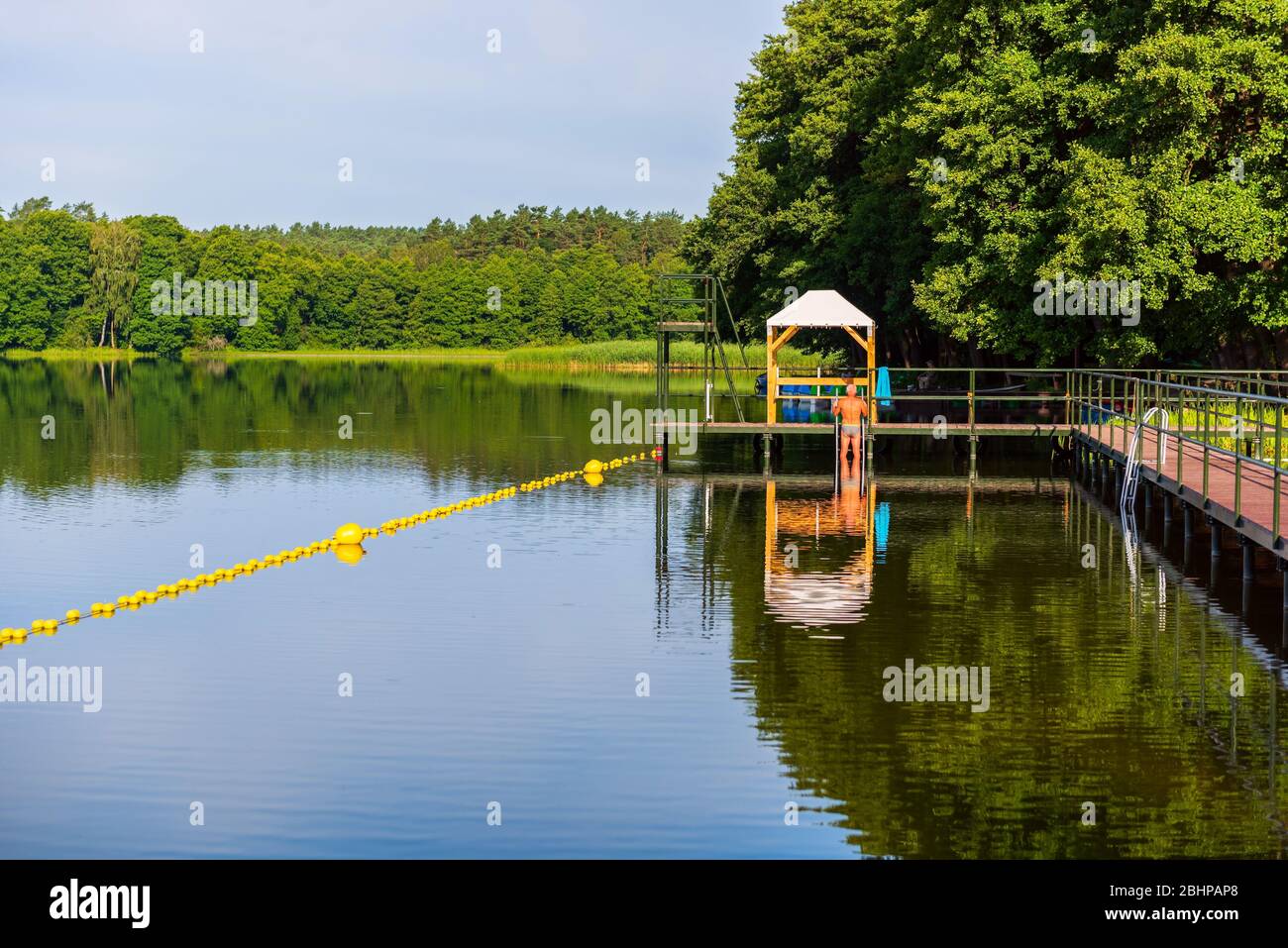 Morgens Schwimmen auf dem See. Schöne Seenlandschaft Stockfoto