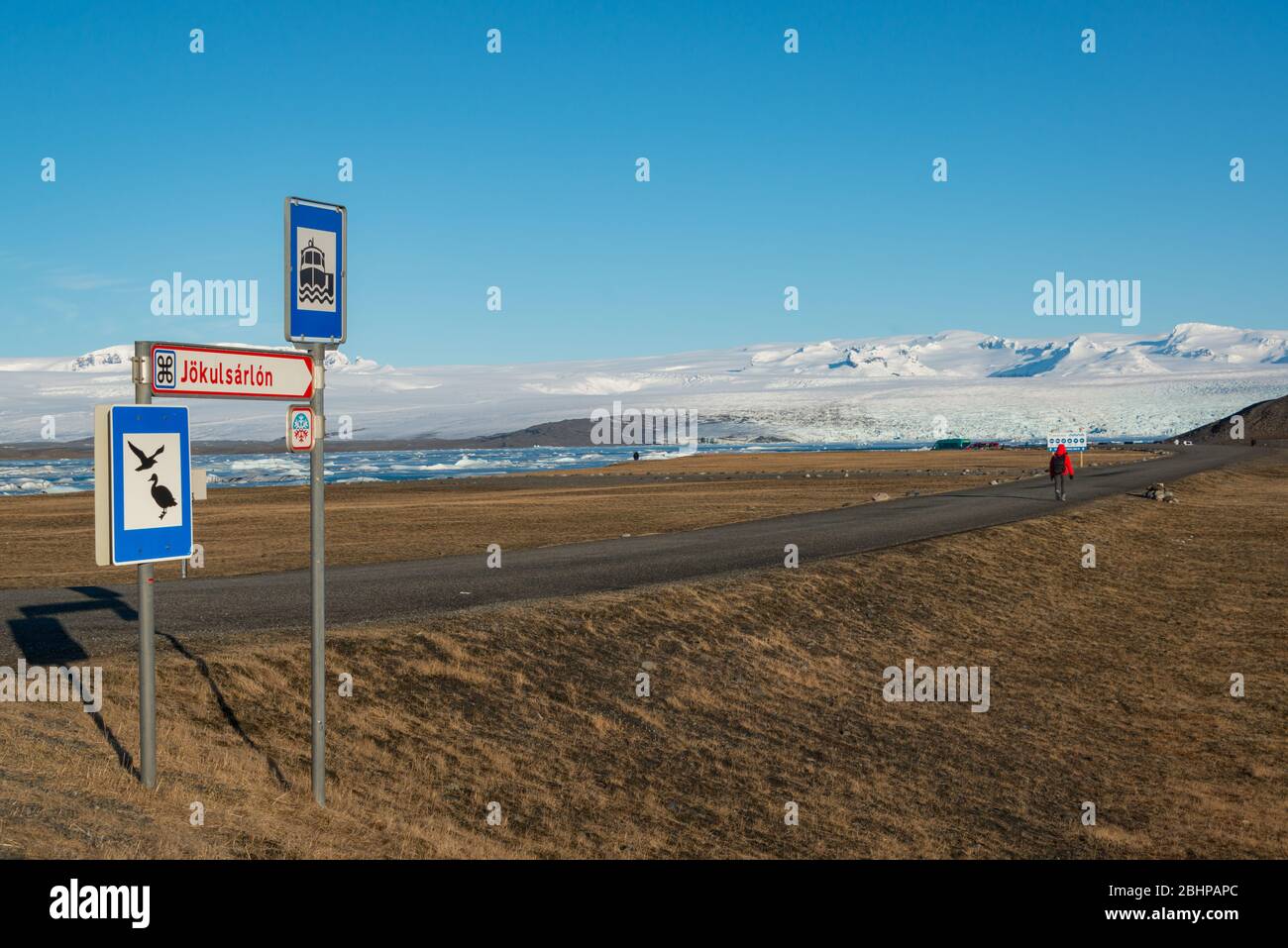 Ein einmunter Wanderer auf der Ringstraße in Jokulsárlón in Island Stockfoto