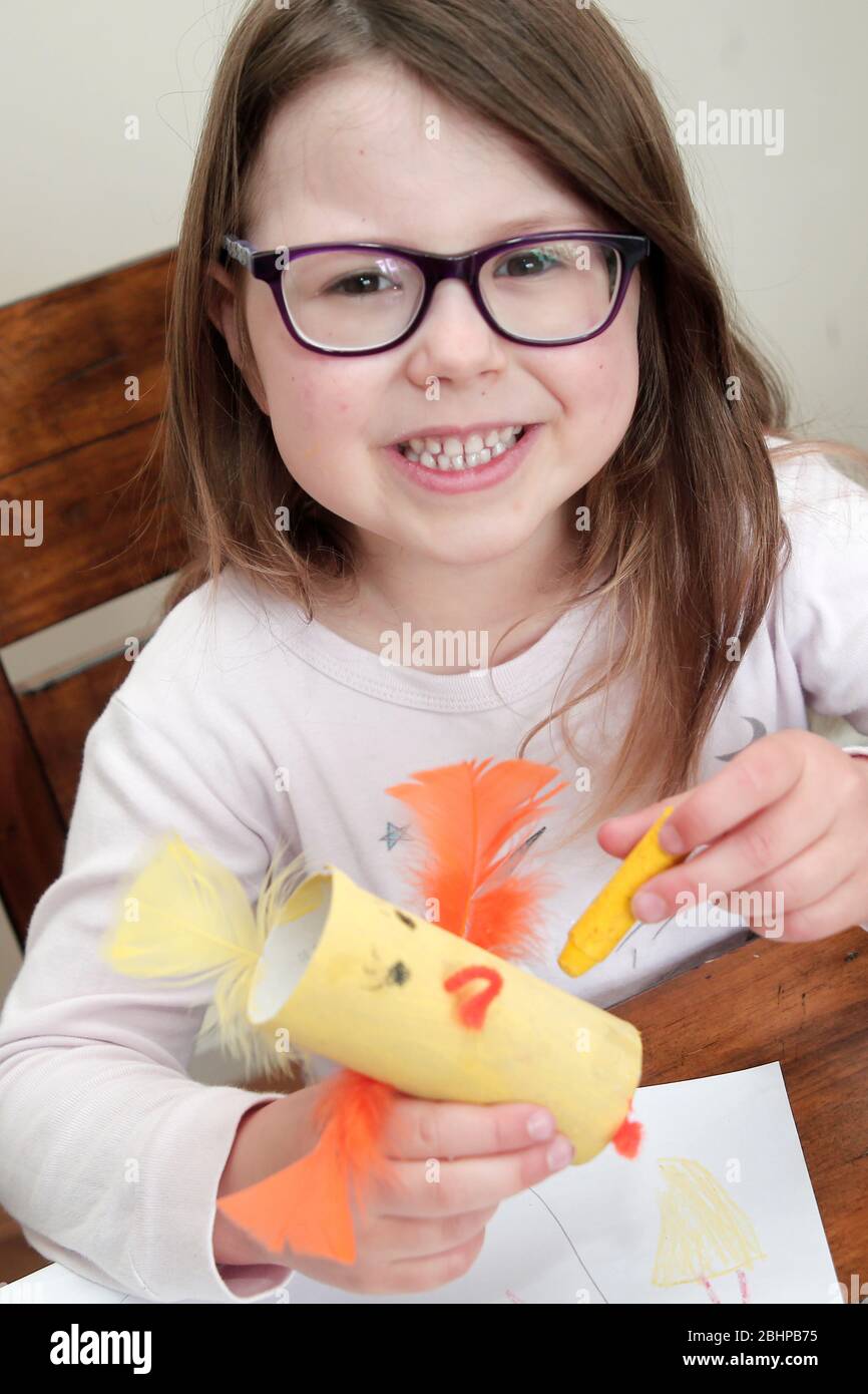 Vierjähriges Mädchen, das zu Hause geschult wird Stockfoto