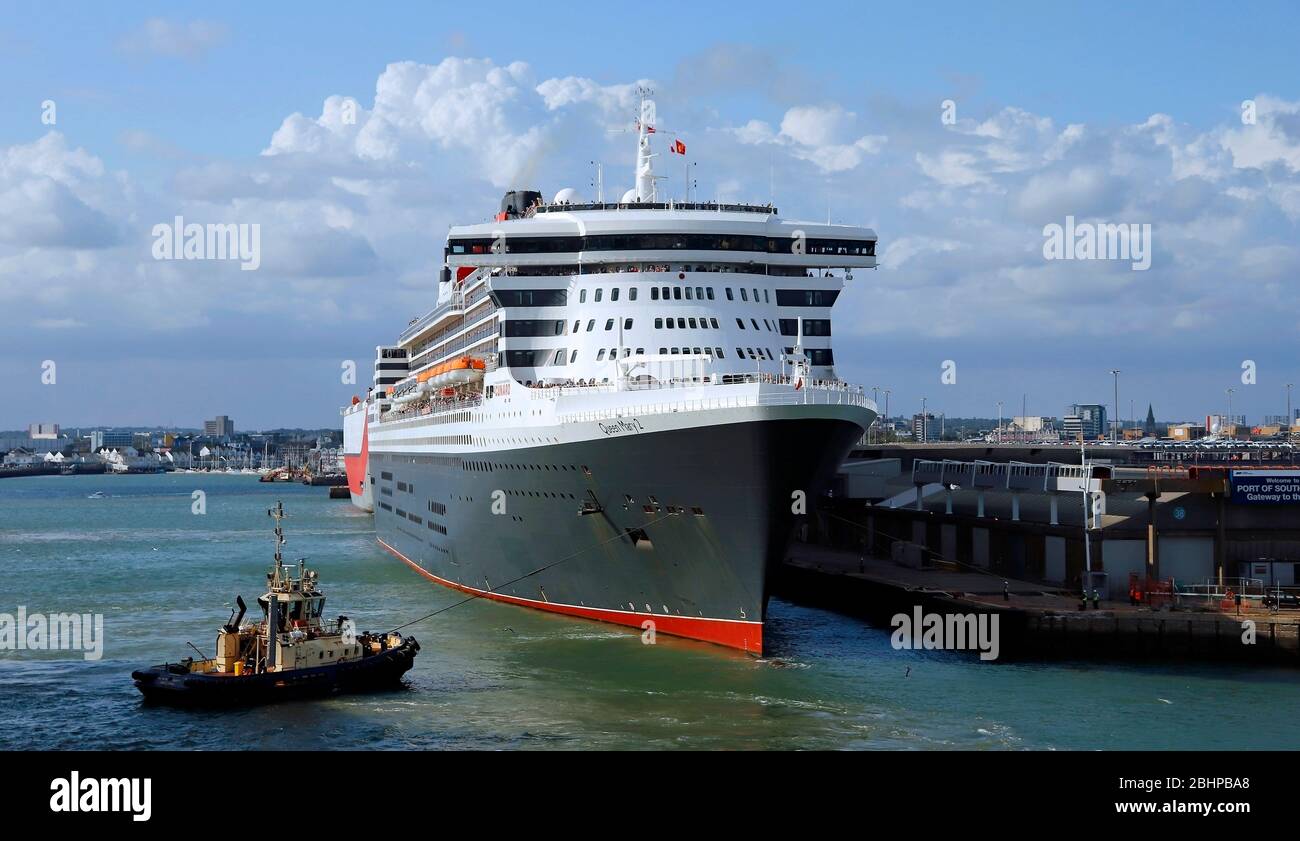 Cunard Ocean Liner Queen Mary 2 Vorbereitung auf den Hafen, August 2019. Stockfoto